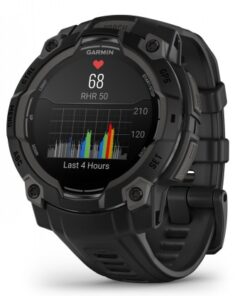 Svart Garmin Instinct 3-smartklocka, rund AMOLED-bildskärm med aktivitetsgraf och pulsinformation, sedd snett från vänster...