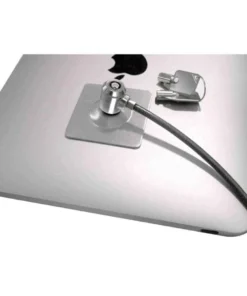 Suojakaapeli kiinnitetty toiviseen Apple-läppäriin; kaksi avainta vieressä. Universal Tablet Holder White kannettavan tietokoneen vieressä. - Prisma-IT Web