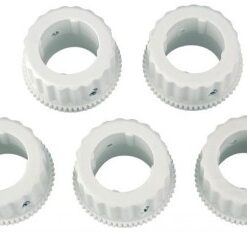 Fem vita runda plastventiladapter med räfflade kanter.