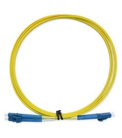 Keltainen, ohut Orbis-valokuitukaapeli, jossa siniset LC-liittimet molemmissa päissä, kuvattuna vaakatasossa kerättynä ymp...