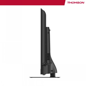 Thomson 55" QLED PLUS UHD Google Smart TV från sidoprofil Sidoprofil av Thomson 55-tums QLED UHD Google-TV med en svart fot, vit bakgrund.