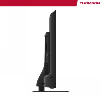 Sidvy av Thomson 55" QLED PLUS UHD smart-TV Sidvy av en svart Thomson 55 tums QLED PLUS UHD smart-TV mot en vit bakgrund.