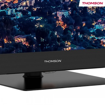 Thomson 55" QLED Plus UHD Smart TV - elegant och modern 55-tums Thomson QLED UHD Smart TV, mörk design och stadsutsikt på skärmen.