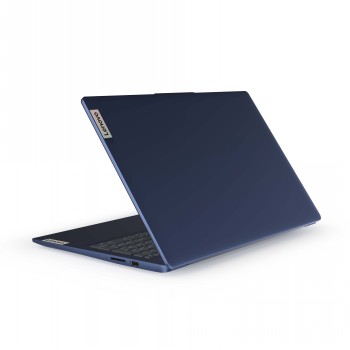 Lenovo IdeaPad Slim 3 bärbar dator i blå färg, 15,6-tums bildskärm. En blå Lenovo IdeaPad Slim 3 bärbar dator, öppen i 45 graders vinkel, med baksidan och tangentbordet synliga.