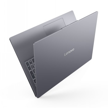 Lenovo IdeaPad Slim 3 bärbar dator, stilren och tunn design. Silvergrå Lenovo IdeaPad Slim 3 bärbar dator öppen, sedd från ett topphörn.