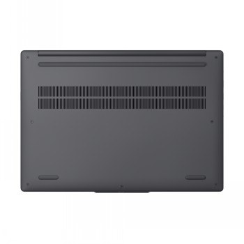 Lenovo IdeaPad Slim 3:s undersida i mörkgrå finish Bärbar dators undersida, mörkgrå färg, ventilationshål upptill och gummifötter i hörnen.