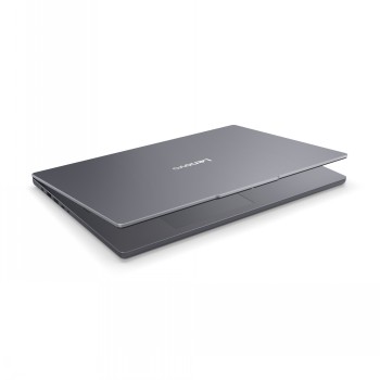 Lenovo IdeaPad Slim 3 bärbar dator, elegant grå design. Stängd grå Lenovo IdeaPad Slim 3 bärbar dator med minimalistisk design, fotograferad från ett diagonalt ovanifrån-perspektiv.