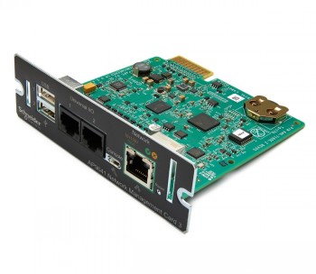 APC UPS Network Management Card 3 med miljöövervakning Nätverkskort med grön kretskort, anslutningar och APC-logotyp. Svart anslutningsplatta.