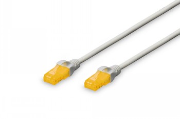 Grå CAT 6A nätverkskabel med gula RJ45-kontakter i båda ändarna. Kabelns längd är 0,5 meter.