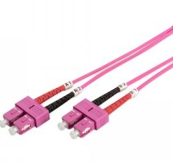 Två rosa duplex-fiberoptiska kablar med SC/SC-kontakter på vit bakgrund.