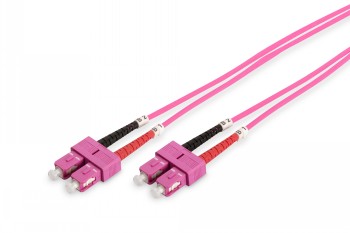 Rosa fiberoptisk kabel med två SC-kontakter i båda ändarna. Visas på vit bakgrund.