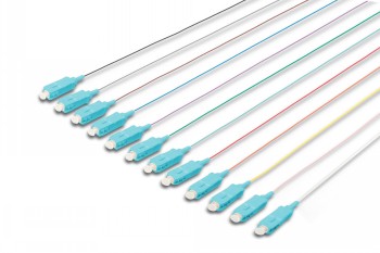 12 färgade fiberoptiska pigtails med SC-kontakter mot en ren vit bakgrund.