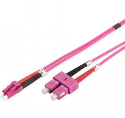 Rosa-lila duplex-fiberoptisk kabel med LC- och SC-kontakter.