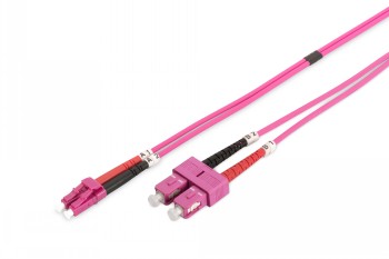 Rosa-lila duplex-fiberoptisk kabel med LC- och SC-kontakter.