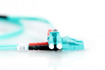 Digitus FO Patch Cord OM3 50/125 µ LC-LC Duplex 2 m fiberoptisk kabel Turkos LC-LC duplex-kontakt, två fiberoptiska kontakter i närbild på vit bakgrund.