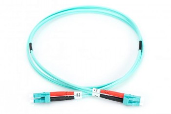 Digitus FO Patchkabel LC-LC 2 m, ljusblå nätverkskabel Ljusblå tvådelad LC-LC multimode-patchkabel syns horisontellt upprullad, med kontakterna framme.