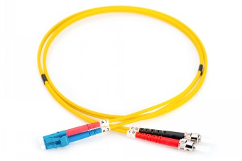 Digitus FO duplex-fiberkabel, LC-ST-kontakter, 2 m, gul. Gul duplex-fiberkabel med LC- och ST-kontakter; röd och svart markerade.