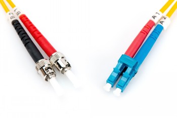 Digitus duplex-fiberkabel med LC-ST-kontakter, OS2, 2 m Två gula duplex-fiberoptiska kablar med LC- och ST-kontakter, röda och blå delar.