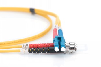 Digitus FO fiberkabel LC-ST, 2 m, gul Gul duplex-fiberkabel med LC-ST-kontakter, närbild av kontakterna på vit bakgrund.