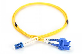 Digitus FO Duplex-fiberoptisk kabel, LC-SC, 1 m, gul Gul en meter lång duplex-fiberoptisk kabel med LC- och SC-kontakter i närbild på vit bakgrund.