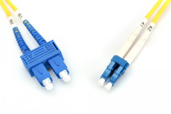 DIGITUS Duplex FO patch-kabel SC-LC, 1 m, gul, Digitus Gul Duplex FO patch-kabel, SC- och LC-kontakter i närbild, vit bakgrund.