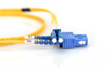 Digitus FO Patch Cord, duplex, LC-SC, 1 m, gul nätverkskabel Gul FO-nätverkskabel med blå SC- och LC-kontakter, på vit bakgrund.