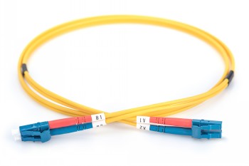 Digitus duplex LC-LC OS2 fiberoptisk kabel, gul, 1 m Gul duplex-fiberoptisk kabel, med blå LC-kontakter och röda markeringar i båda ändar, fotograferad mot en vit bakgrund...