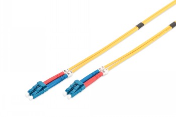 Två gula duplex-fiberoptiska kablar med blå LC-kontakter och röda samt blå märkstrumpor, 3 meter långa.