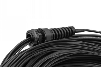 Digitus Breakout-kabel 8 fibrer SM G.657.A1 Närbild av en svart kabel där kontaktdetaljerna syns.