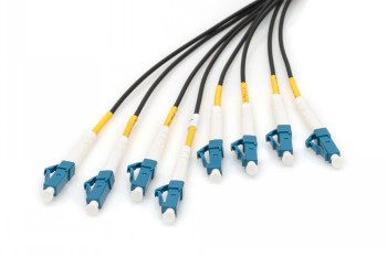 Digitus Breakout-kabel, 8 fibrer, SM G.657.A1, nätverkskabel Åtta fiberkablar med blå LC-kontakter och gula märkningar mot en vit bakgrund.