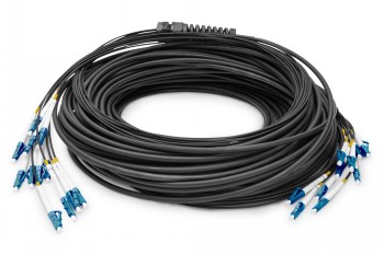 Svart optisk fiberkabel med 12 gul-blå kontakter och en svart anslutningsstruktur, rullad vy.