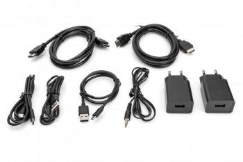HDMI-sändare, mottagare, kablar och strömadaptrar arrangerade på en vit bakgrund.