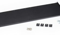 Svart metallisk Black Box-rackadapter, inkluderar monteringsskruvar och komponenter på vit bakgrund.