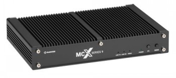 Black Box MCX S9 4K60 AV-kodare med kylflänsar och HDMI/DisplayPort-anslutni... Svart rektangulär videokodare med kylflänsar och märkningar MCX Series 9 på frontpanelen.