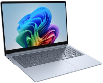 Samsung Galaxy Book5 Edge 5G -bärbar dator 15 tum Samsung Galaxy Book5 Edge 5G -bärbar dator på ett bord, 15-tums bildskärm, silverfärgat chassi.