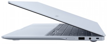 Samsung Galaxy Book5 Edge-bärbar dator, safirblå, sidoprofil Tunn Samsung Galaxy Book5 Edge-bärbar dator i halvöppet läge, färg safirblå.