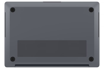 Undersidan av den bärbara datorn Samsung Galaxy Book6 Pro 16", elegant design. Undersidan av den gråa bärbara datorn Samsung Galaxy Book6 Pro, avrundade hörn, ventilationsöppningar och gummifötter.