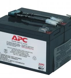 APC Replacement Battery Cartridge #9 - reservbatteri APC:s svarta rektangulära reservbatteri med kabel och kontakt, avbildad framifrån.