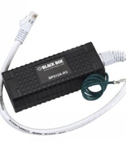 Svart rektangulär Ethernet-överspänningsskydd med RJ-45-anslutningar och vit anslutningskabel.