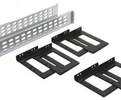 APC SMART-UPS SRT 19" Rail Kit-monteringssats, en mångsidig installationslösning Silverfärgad perforerad metallskena och svarta rektangulära monteringsdelar placerade på vit bakgrund.