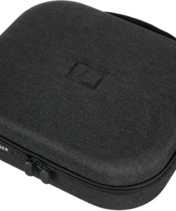 SENNHEISER HD 480/490 PRO - TRAVEL CASE on tyylikäs, musta kotelo, jossa on kuvioitu päällinen, huomaamaton logo ja kaksinkertainen vetoketju-ammattilaistason kuulokekotelo headphonesille. - Prisma-IT Web