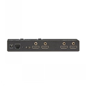 Svart 4K HDMI-switch med två HDMI-ingångar och två utgångar, samt andra anslutningar på bakpanelen.