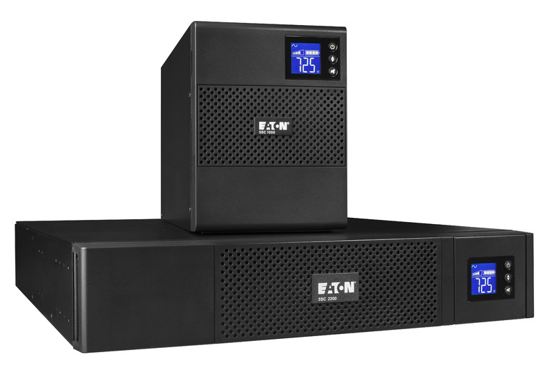 Eaton 5SC 3000I RT2U UPS-strömkälla i svart med modern bildskärm. Svart Eaton 5SC 3000I RT2U UPS-enhet, bildskärm och ventilationsöppningar på frontpanelen. Horisontell stapling.