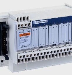 Vit Schneider Electric Modicon Telefast 16 relämodul, anslutningsportar och numrerade signallampor.