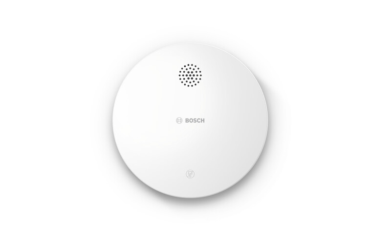 Bosch brandvarnare, modern och minimalistisk modell för hemmet Rund vit Bosch-brandvarnare med en logotyp i mitten och ventilationsöppning upptill.
