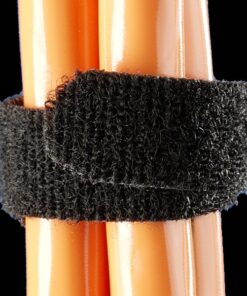 Rittal svart kardborreband för kabelhantering, 2,5m x 16mm Svart kardborreband rullat runt orange kablar mot en svart bakgrund.