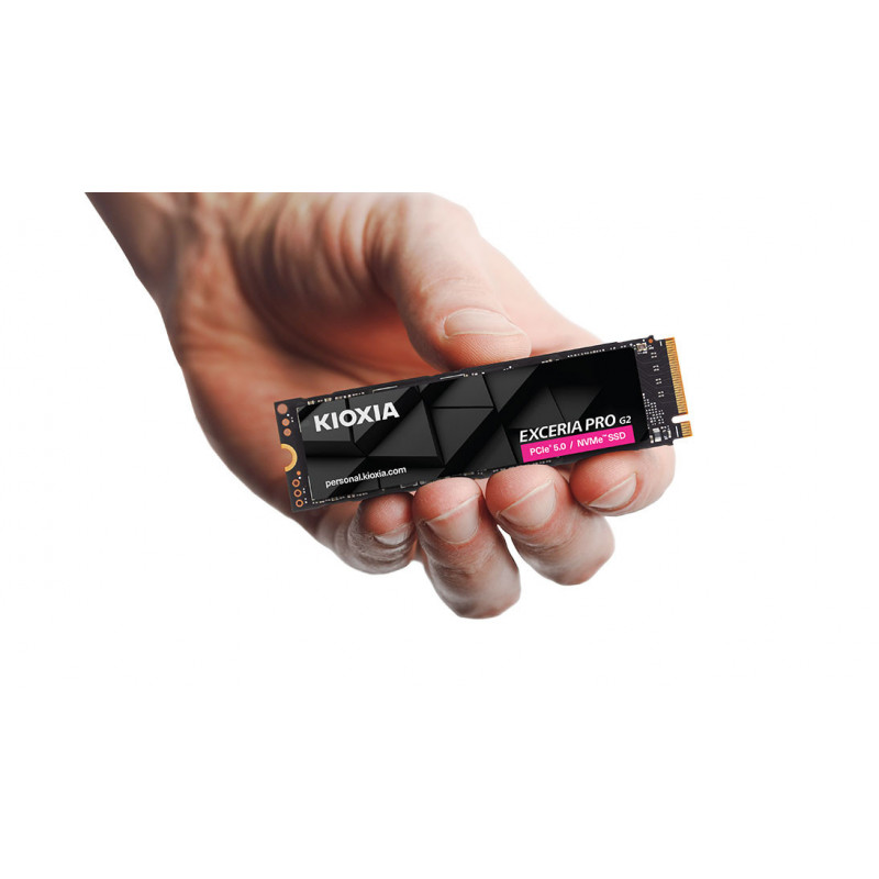 Käsi esittelee Exceria Pro G2 2TB PCIe 4.0 SSD; musta ja pinkki etiketti esillä - tehokas SSD ammattilaisille/pros. - Prisma-IT Web