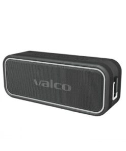 Valco Nordell MK3 Bluetooth-högtalare svart, hållbar och kompakt En svart rektangulär Bluetooth-högtalare med ett metalliskt frontgaller och Valco-logotypen i mitten.