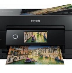 En svart Epson Expression Premium XP-7100-skrivare med färgglada fotografier synliga.